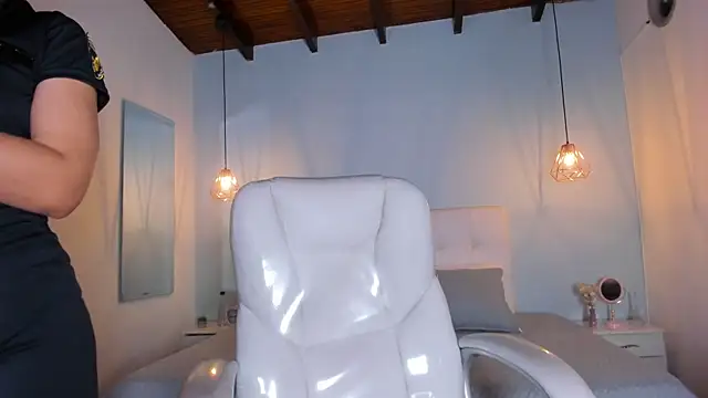 Snapshot of Emma23__ chatting on February 28, 4:21 am Emma23 online show from February 28, 4:21 am