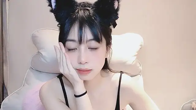 Snapshot of -Hottie chatting on December 14, 6:20 pm -Hottie online show from December 14, 6:20 pm