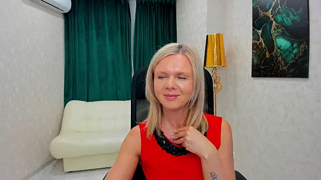 Snapshot of AgathaKlouin chatting on February 19, 1:40 am AgathaKlouin online show from February 19, 1:40 am