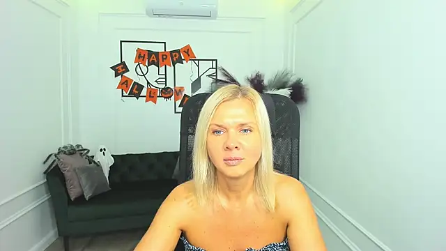 Snapshot of AgathaKlouin chatting on October 30, 7:58 pm AgathaKlouin online show from October 30, 7:58 pm