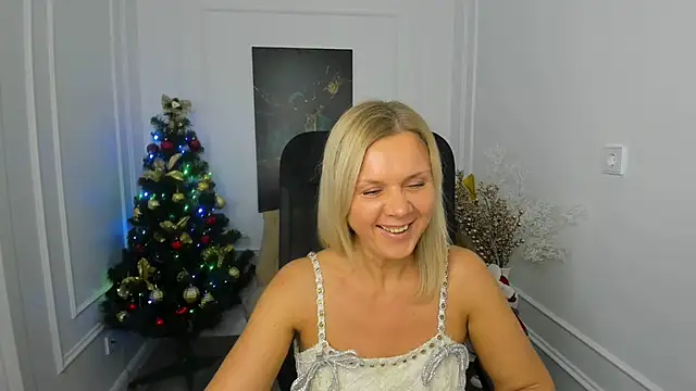 Snapshot of AgathaKlouin chatting on December 4, 7:22 pm AgathaKlouin online show from December 4, 7:22 pm