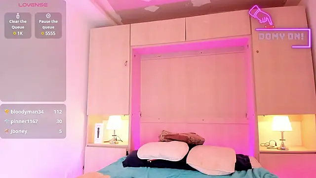 Snapshot of EmilyyStuart chatting on February 14, 9:56 am EmilyyStuart online show from February 14, 9:56 am