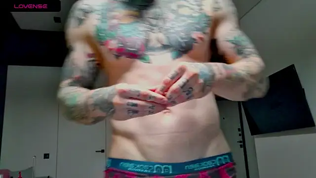 Snapshot of white_King9999 chatting on October 6, 2:42 am white King9999 online show from October 6, 2:42 am