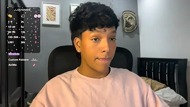 Snapshot of Xander_bonnet1 chatting on February 4, 5:45 pm Xander bonnet1 online show from February 4, 5:45 pm