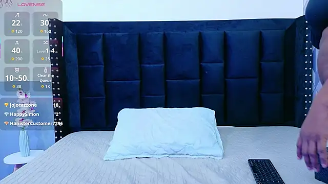 Snapshot of petitelittleebony chatting on October 31, 2:56 am petitelittleebony online show from October 31, 2:56 am