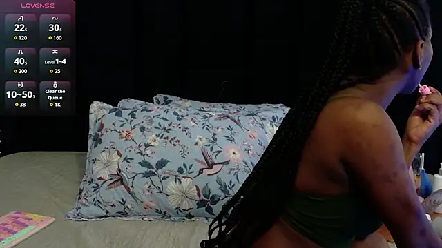 Snapshot of petitelittleebony chatting on May 27, 2:52 am petitelittleebony online show from May 27, 2:52 am