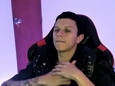 Snapshot of goodboy69l chatting on March 11, 2:28 am goodboy69l online show from March 11, 2:28 am