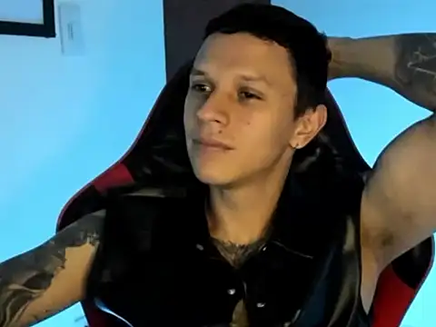 Snapshot of goodboy69l chatting on July 1, 12:01 am goodboy69l online show from July 1, 12:01 am