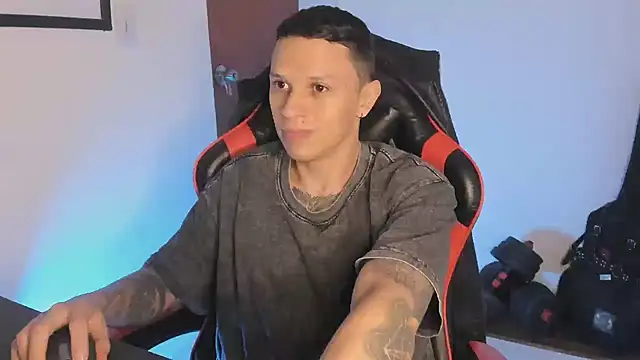 Snapshot of goodboy69l chatting on July 18, 2:43 pm goodboy69l online show from July 18, 2:43 pm