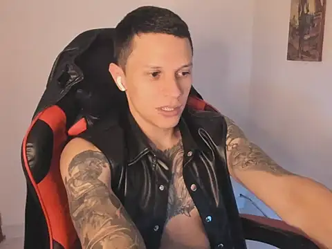 Snapshot of goodboy69l chatting on July 27, 12:17 am goodboy69l online show from July 27, 12:17 am