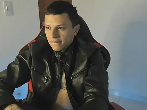 Snapshot of goodboy69l chatting on August 1, 11:42 am goodboy69l online show from August 1, 11:42 am