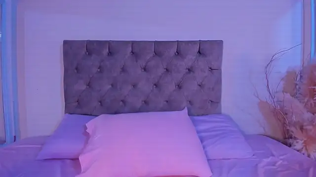 Snapshot of zoe_roux21 chatting on October 15, 3:06 am zoe roux21 online show from October 15, 3:06 am