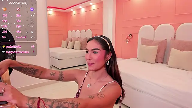 Snapshot of scarlet_castro chatting on December 7, 12:24 pm scarlet castro online show from December 7, 12:24 pm