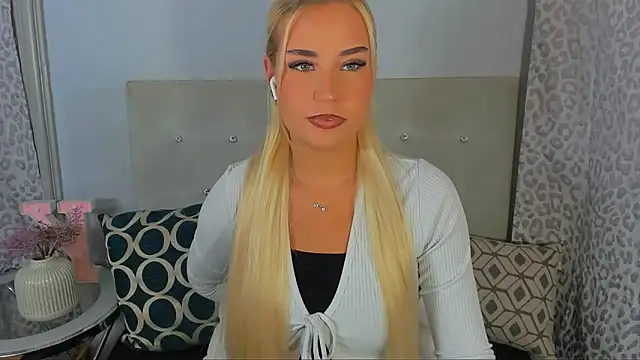 Snapshot of KristyHoney chatting on June 6, 2:00 pm KristyHoney online show from June 6, 2:00 pm