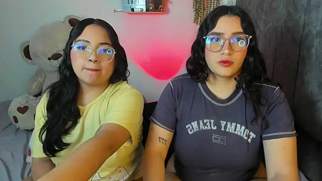 maddie-and-chelsea- online show from November 29, 11:35 am