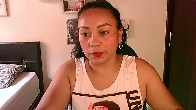 Snapshot of zaray_bella chatting on July 1, 3:23 pm zaray bella online show from July 1, 3:23 pm