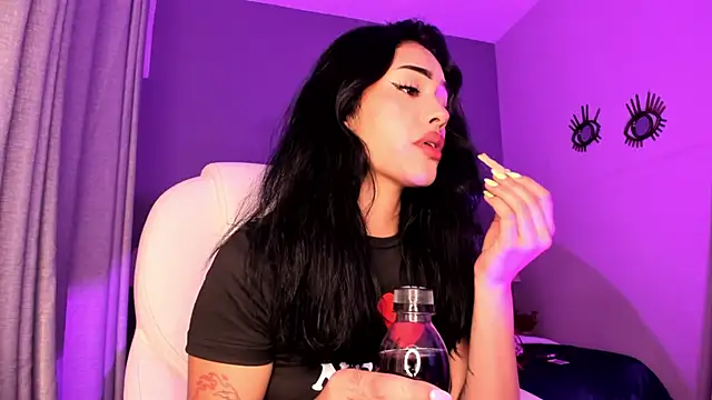 Snapshot of Giovanna_oliveira chatting on November 21, 6:56 am Giovanna oliveira online show from November 21, 6:56 am