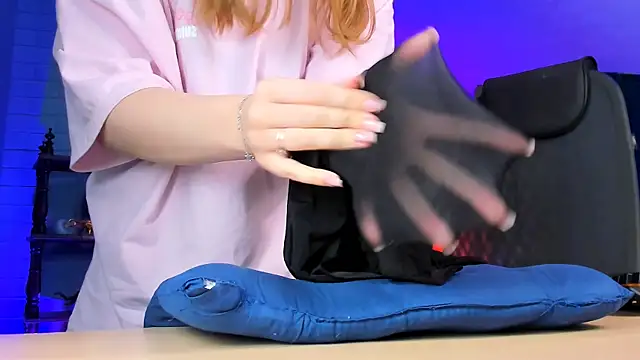 Snapshot of footfetish_baby chatting on October 3, 9:39 am footfetish baby online show from October 3, 9:39 am