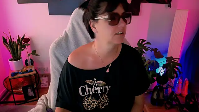 Snapshot of NatiLove35 chatting on June 12, 5:28 am NatiLove35 online show from June 12, 5:28 am