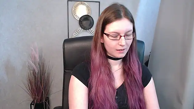 emmaxDelight online show from March 18, 1:31 pm