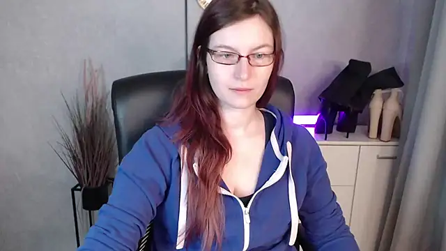 emmaxDelight online show from February 12, 6:30 am