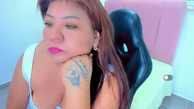 Snapshot of victoria_love89 chatting on November 16, 3:01 am victoria love89 online show from November 16, 3:01 am