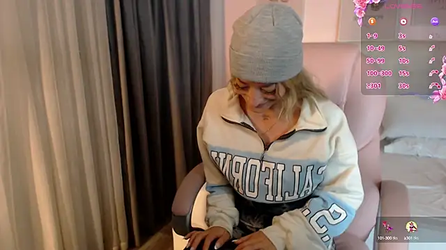 Snapshot of zoe_jones13 chatting on February 18, 3:21 am zoe jones13 online show from February 18, 3:21 am
