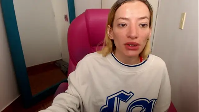 Snapshot of zoe_jones13 chatting on July 17, 1:23 am zoe jones13 online show from July 17, 1:23 am