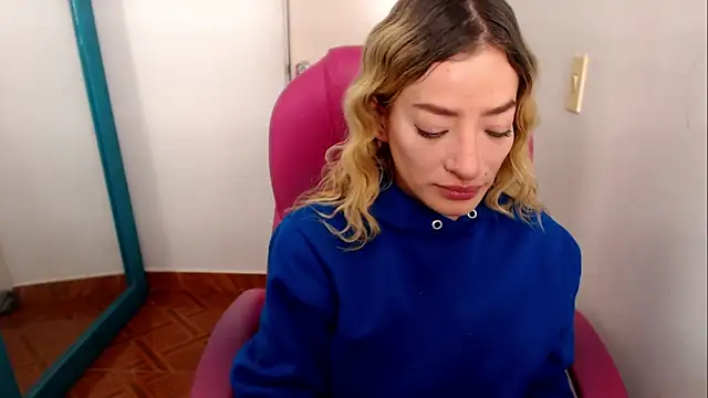 Snapshot of zoe_jones13 chatting on July 21, 2:03 am zoe jones13 online show from July 21, 2:03 am