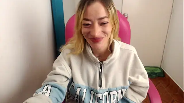 Snapshot of zoe_jones13 chatting on August 3, 9:04 am zoe jones13 online show from August 3, 9:04 am