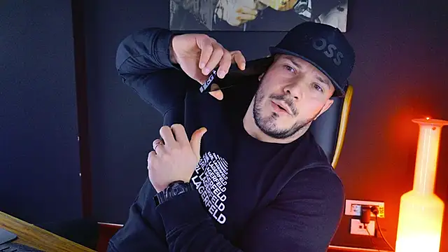 Snapshot of AngeloEric chatting on January 8, 9:42 am AngeloEric online show from January 8, 9:42 am