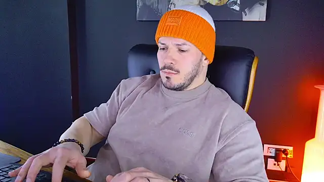 Snapshot of AngeloEric chatting on January 20, 11:45 am AngeloEric online show from January 20, 11:45 am