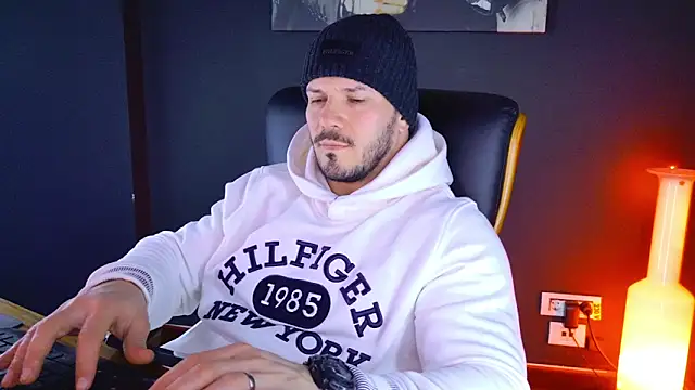 Snapshot of AngeloEric chatting on January 28, 1:49 pm AngeloEric online show from January 28, 1:49 pm