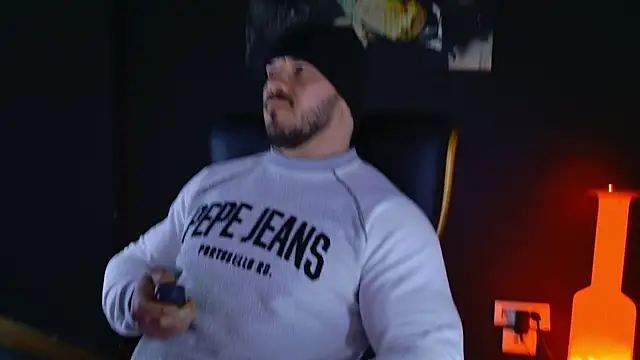 Snapshot of AngeloEric chatting on January 31, 8:22 am AngeloEric online show from January 31, 8:22 am