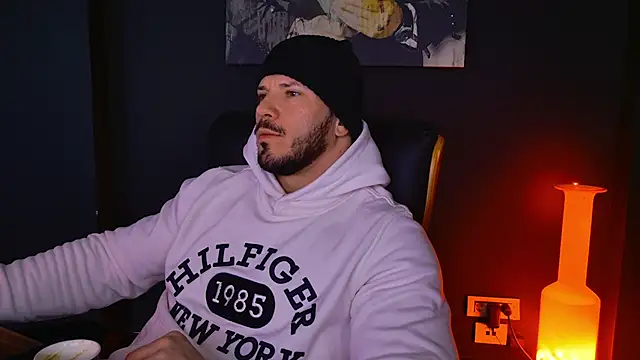 Snapshot of AngeloEric chatting on February 6, 9:11 am AngeloEric online show from February 6, 9:11 am