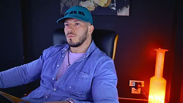 Snapshot of AngeloEric chatting on March 17, 6:40 am AngeloEric online show from March 17, 6:40 am