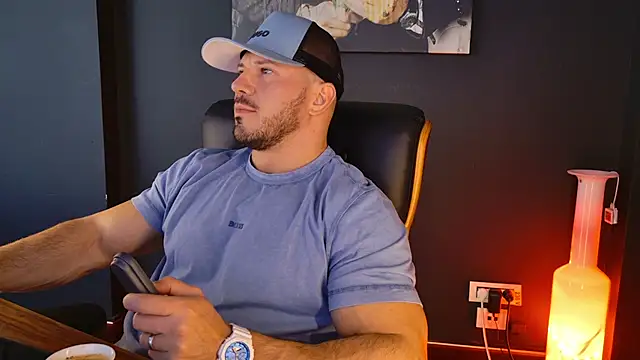 Snapshot of AngeloEric chatting on October 20, 8:26 am AngeloEric online show from October 20, 8:26 am