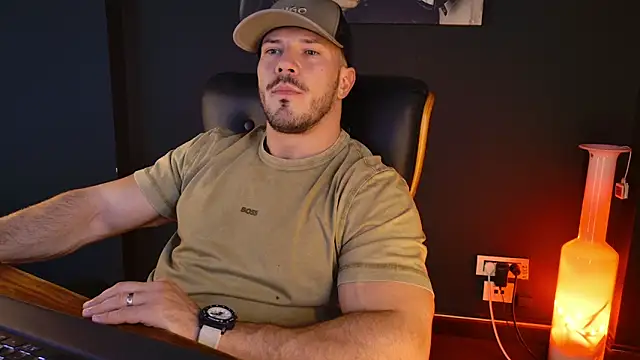 Snapshot of AngeloEric chatting on October 30, 2:07 pm AngeloEric online show from October 30, 2:07 pm