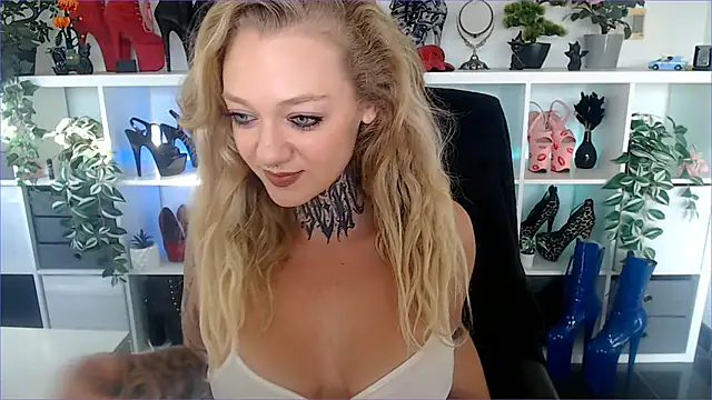 Snapshot of Valery_Venom chatting on May 4, 3:08 pm Valery Venom online show from May 4, 3:08 pm