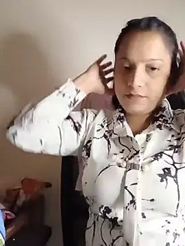 Snapshot of Simran-Kaur143 chatting on July 13, 10:40 am Simran-Kaur143 online show from July 13, 10:40 am