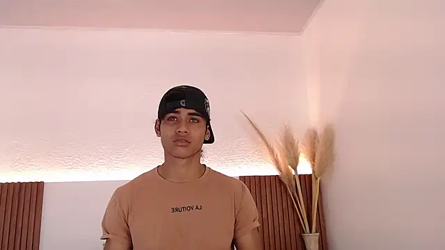 Snapshot of zander_2120 chatting on December 6, 2:06 pm zander 2120 online show from December 6, 2:06 pm