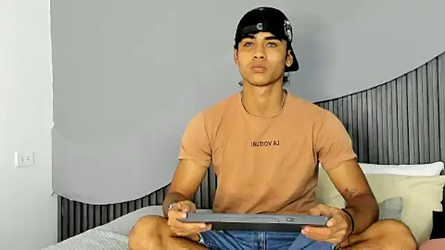 Snapshot of zander_2120 chatting on December 6, 6:17 pm zander 2120 online show from December 6, 6:17 pm