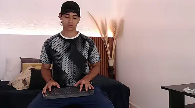 Snapshot of zander_2120 chatting on December 22, 1:33 pm zander 2120 online show from December 22, 1:33 pm