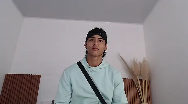 Snapshot of zander_2120 chatting on January 5, 1:04 pm zander 2120 online show from January 5, 1:04 pm