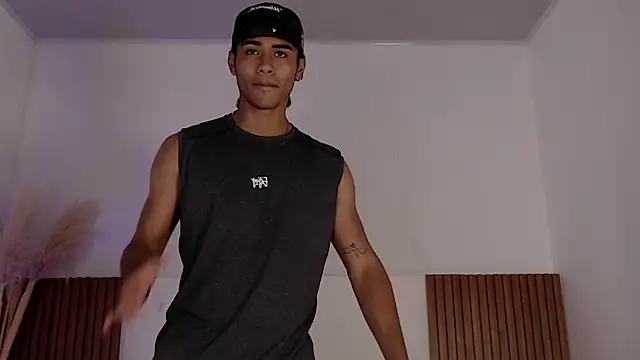 Snapshot of zander_2120 chatting on March 12, 4:46 pm zander 2120 online show from March 12, 4:46 pm