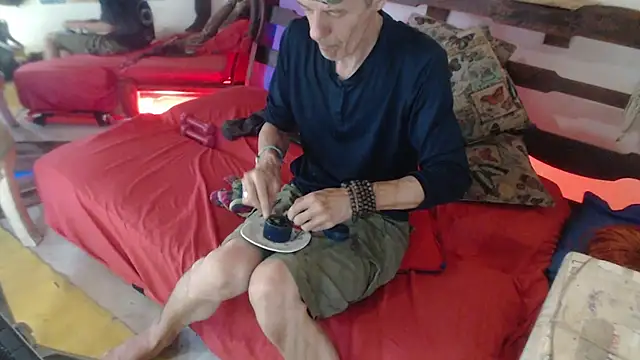 laye19 online show from February 13, 4:07 pm