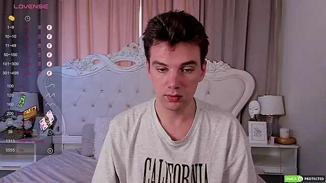 ArthurWhitee online show from September 24, 8:28 am