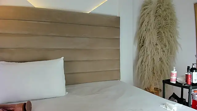 Snapshot of IsabellaJonns chatting on February 12, 4:23 am IsabellaJonns online show from February 12, 4:23 am