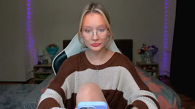 Snapshot of DearLia chatting on October 8, 7:00 pm DearLia online show from October 8, 7:00 pm