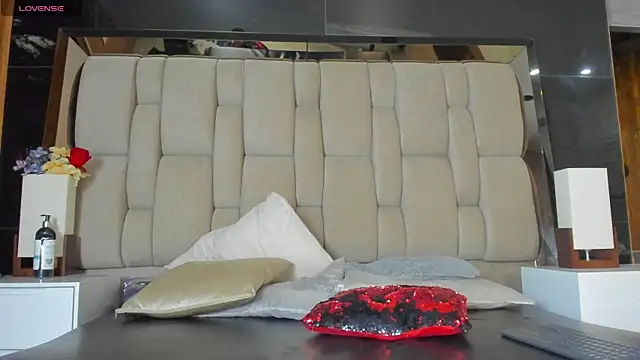 Hanna lens online show from March 12, 2:12 pm